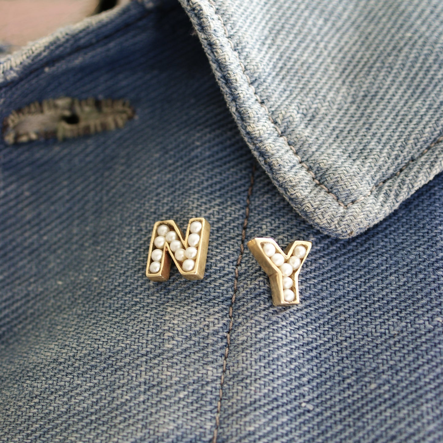 ショータイム（アルファベット）ピン - ゴールド