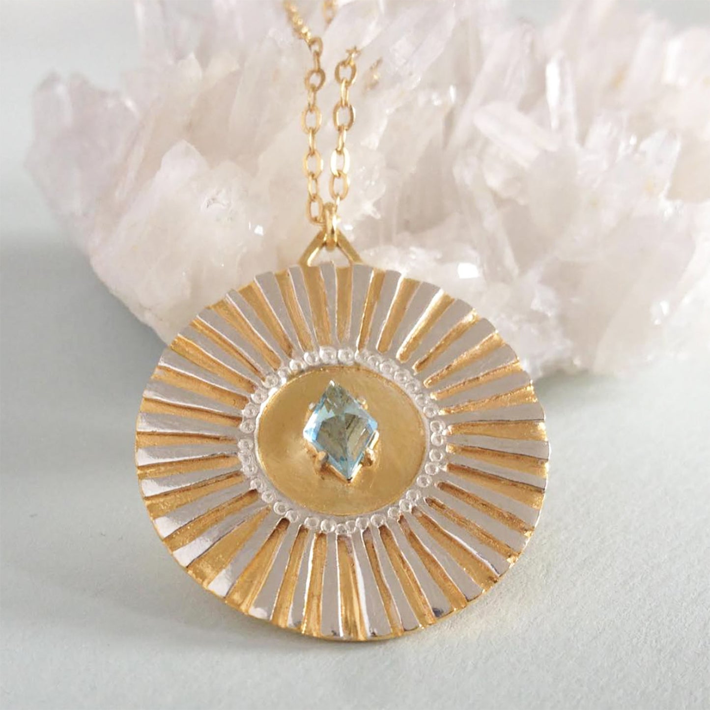 サンバーストネックレス